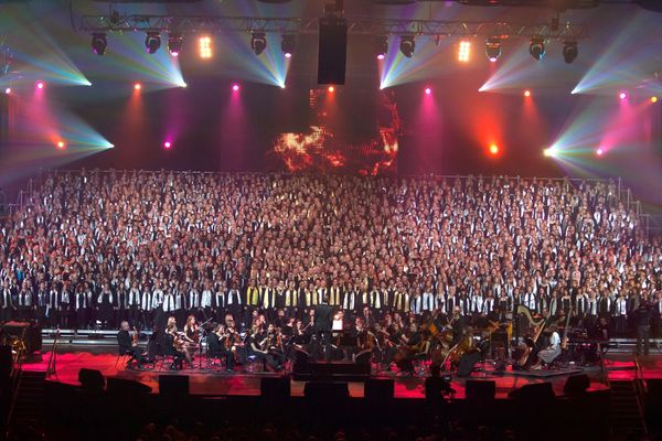 Les 2000 choristes sur la scène du Galaxie d'Amnéville