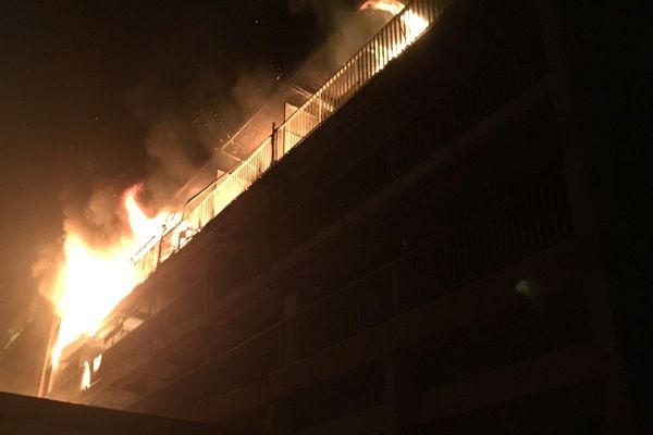 Les flammes ont détruit une dizaine d'appartements au milieu de la nuit. 