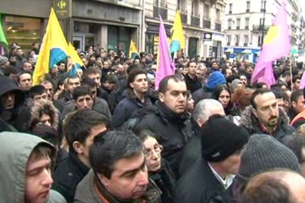 Plusieurs centaines de kurdes sont rassemblés devant le centre d'information du Kurdistan rue Lafayette à Paris