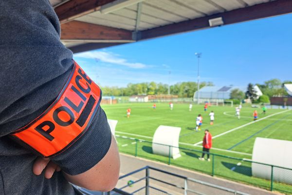 En Essonne, le football amateur fait face aux violences. Une rencontre entre les U16 de Vigneux et ceux de Sainte-Geneviève-des-Bois s'est jouée sous surveillance policière le 12 mai 2024.