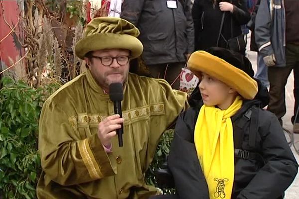 Quentin entouré de Jean-Sébastien Petitdemange, chroniqueur de Midi en France, et animateur pour France Télévisions à Beauvais pour cette 29ème édition du Téléthon.