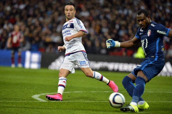 Mathieu Valbuena aux prises avec un grand gardien lillois Vincent Enyeama