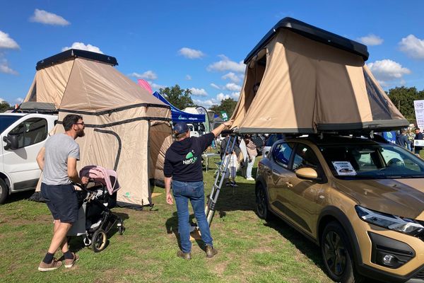 150 voitures équipées de tente de toit sont attendus ce weekend au camping municipal de la Tour du parc (Morbihan).