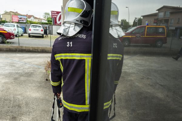 Les pompiers d'Arles sont intervenus mercredi 11 septembre pour un incendie déclaré à 15 heures à Arles au bord de la D36 (Illustration).