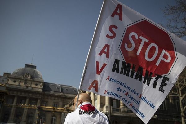 L'association des victimes de l'amiante devant le Palais de justice de Paris le 22/03/2019.