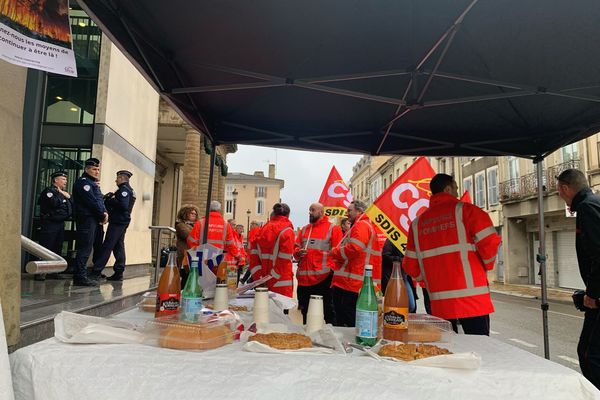 Les pompiers se sont rassemblés le 15 janvier devant le Conseil départemental des Landes