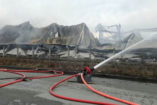 Au lendemain du spectaculaire incendie qui a détruit un entrepôt, à Thiers, dans le Puy-de-Dôme, les pompiers ont poursuivi l'arrosage du site, jeudi 25 janvier.