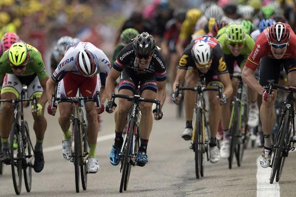 Le Slovaque Peter Sagan, portant le maillot vert du meilleur sprinter, le Norvégien Alexander Kristoff, l'Allemand John Degenkolb, le Norvégien Edvald Boasson Hagen et l'Allemand Andre Greipel sprint devant la ligne d'arrivée au terme des 183 km de la 102ème édition du Tour de France, le 19 juillet 2015 entre Mende et Valence. Greipel gagnera l'étape.