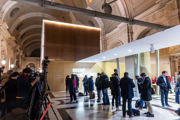 La salle d'audience "grands procès" du Palais de justice de Paris,juste avant le verdict du procès de l'assassinat de Samuel Paty, le 20 décembre 2024.