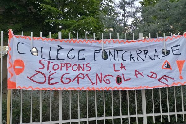 Les enseignants et le personnel du collège Fontcarrade à Montpellier étaient en grève pour demander les moyens de fonctionner normalement, soutenus par les parents d'élèves - 20/05/2021