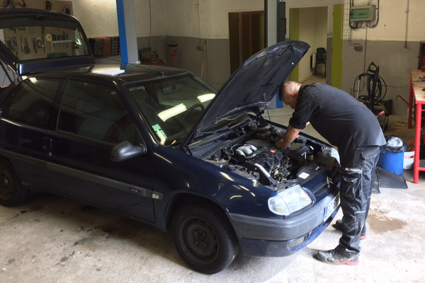 Les bénéficiaires du garage solidaire de Chadrac (Haute-Loire) peuvent faire réparer leur voiture, louer des véhicules et même en acheter. 