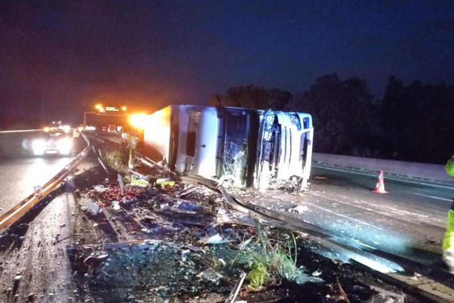 PHOTOS. Accident Spectaculaire Sur L'autoroute A9 : Un Camion Couché Au ...