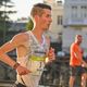 C'est un véritable exploit du coureur Guillaume Ruel, 26 ans, originaire de Coutances (Manche). Lors du Orange Curtain Endurance Run, course de 100 km disputée à Los Angeles aux États-Unis, ce samedi 22 juin 2024, le Normand a franchi la ligne d’arrivée en 6h13’41’’. Il détrône ainsi son propre record de France de plus de 6 minutes (6h19’51’’).