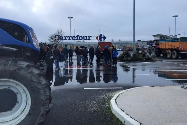 Les éleveurs bloquent les accès au centre commercial de Langueux