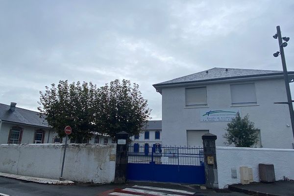 Les parents de sept élèves de cette école maternelle privée de Jurançon qui ont déposé plainte contre l'enseignante.