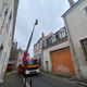 Les sapeurs-pompiers interviennent sur un feu de toiture, dans le centre historique d'Orléans, à l'intersection des rues des Charretiers et Croix de Bois.
