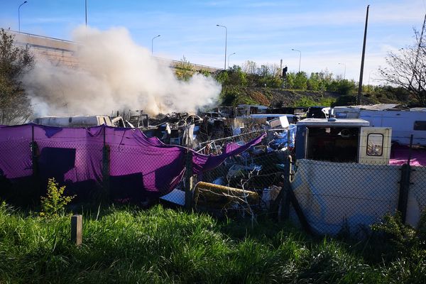 L'incendie s'est déclaré à proximité de l'A620 à Toulouse dans un camp de Roms.