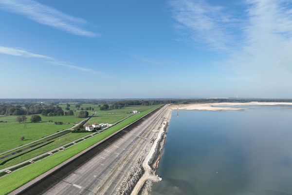 Le barrage principal du lac d'Orient s'étend sur 1 700 mètres de long.