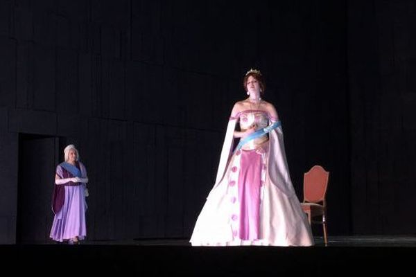 Anastasia et l'impératrice Marie prennent possession de la scène de l'opéra.