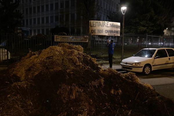 À l'aube du huitième jour de manifestation, les exploitants agricoles se sont rendus devant le centre des impôts de Clermont-Ferrand.