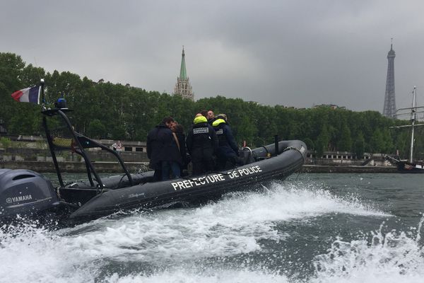 La brigade fluviale, sur la Seine.