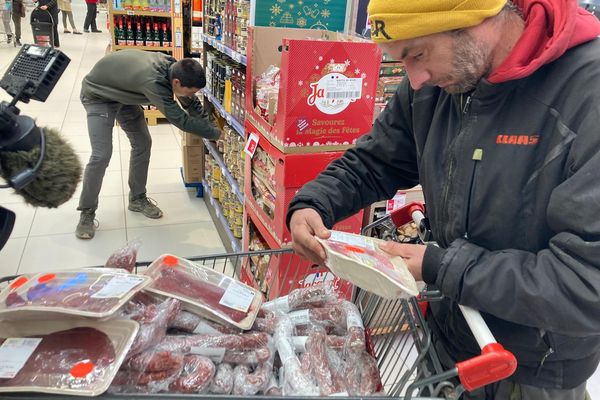 La Coordination rurale mène plusiuers actions ce mercredi 11 décembre dans l'agglomréation toulousaine pour protester contre l'accord du Mercorsur. Ici à Fenouillet, ils regardent les étiquettes des produits importés.