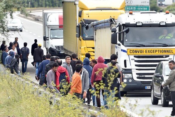 Des migrants tentant d'embarquer dans des camions pour franchir la Manche.