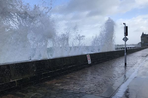 Les vagues sur le Sillon à Saint-Malo lors du passage de la tempête Inès