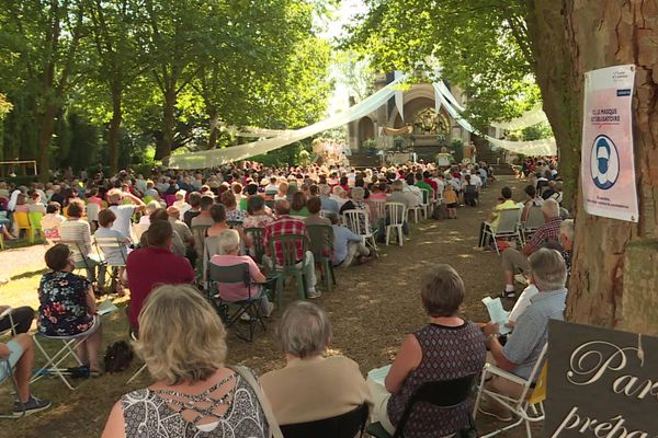 À Béhuard dans le Maine-et-Loire, les cérémonies du 15 août ont rassemblé un peu moins de 2 000 fidèles, répartis sur plusieurs messes.