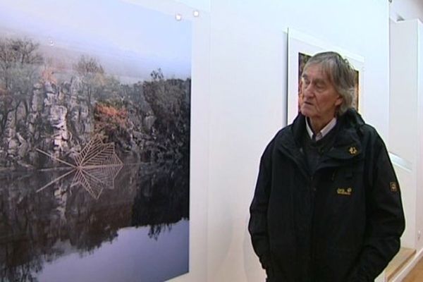 Depuis quarante ans, Nils Udo, artiste allemand, expose ses oeuvres dans le monde entier. Il est de retour à Clermont-Ferrand. Où il présente une série de photos réalisée l'an dernier dans le Massif Central.