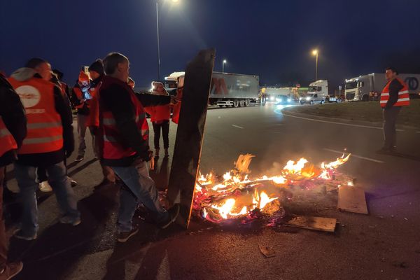 Ce mardi 7 mars risque d'être une journée noire avec des barrages filtrants à l'entrée des agglomérations, comme ce matin à l'entrée de Rouen, dans le cadre de la mobilisation contre la réforme des retraites