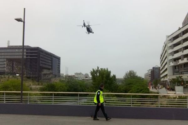 L'hélicoptère au dessus du Lez dans le quartier Port Marianne 