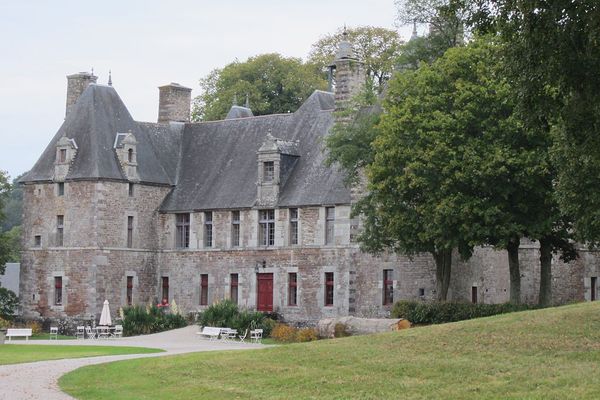 Dans la Manche, non loin de Coutances, un ciel entre nuages et soleil sur le château de Cerisy-la-Salle.