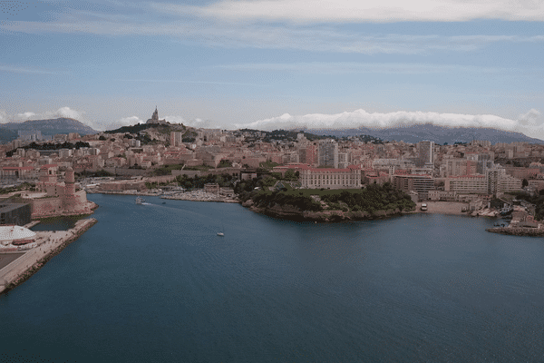 Le palais du Pharo trône sur l'entrée du Vieux-Port à Marseille.