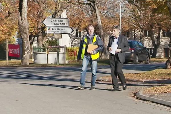 Comme de nombreux élus ruraux, le maire de Cherves-Richemont, en Charente (droite) a décidé de ne pas se représenter.