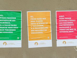 Des affiches collées dans Paris par "Le Revers de la Médaille".