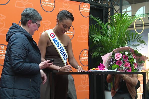 Angélique Angarni-Filopon, Miss France 2025 en pleine séance dédicace dans la centre commercial d'Englos le 4 décembre 2025.