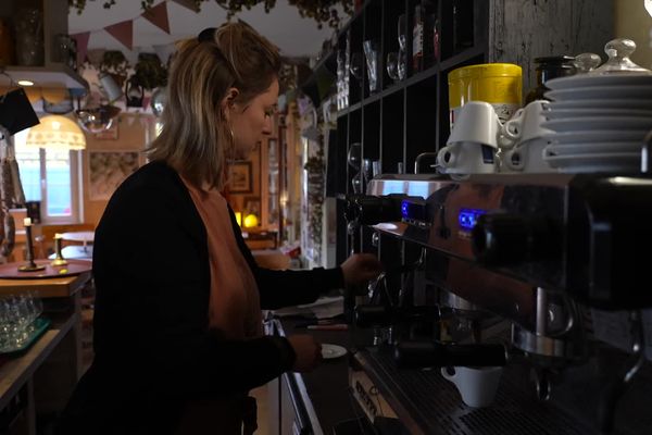 Laudine Verbraeken a repris, avec son compagnon, le seul commerce du village à Thézy-Glimont dans la Somme.