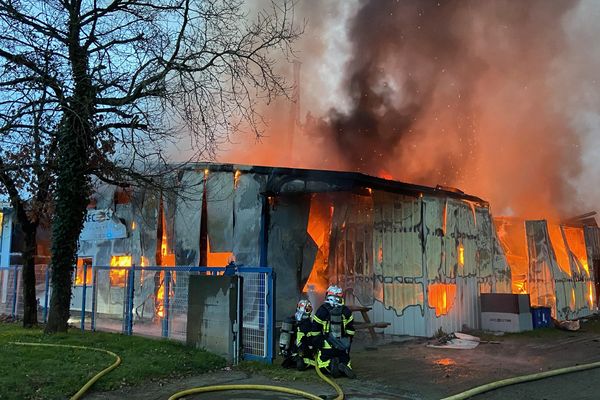 Un impressionnant feu s'est déclenché dans la matinée du mercredi 2 février 2022, dans une entreprise à Saint-Hilaire-de-Chaléons, en Loire-Atlantique.