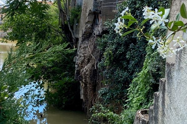 La terrasse et une partie de la cuisine d'un des immeubles se seraient effondrées dans la rivière d'après des voisins.