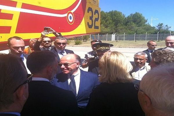 Nîmes-Garons (Gard) - Bernard Cazeneuve en visite. Le ministre de l'Intérieur a rencontré les personnels de la Sécurité civile - 31 juillet 2014.