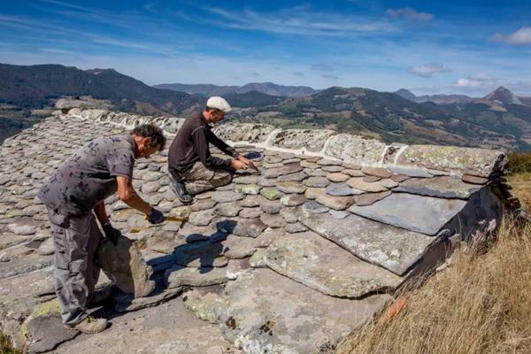 Au pied des monts du Cantal, la restauration d'un toit en lauze.