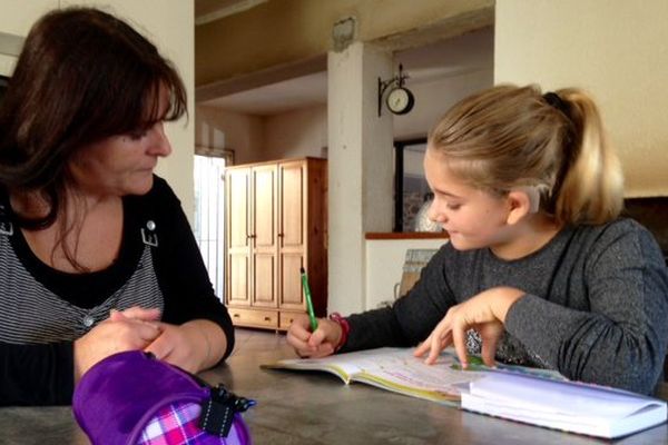 Coraline 11 ans étudie à la maison en attendant d'être acceptée à l'école de Moussoulens dans l'Aude.