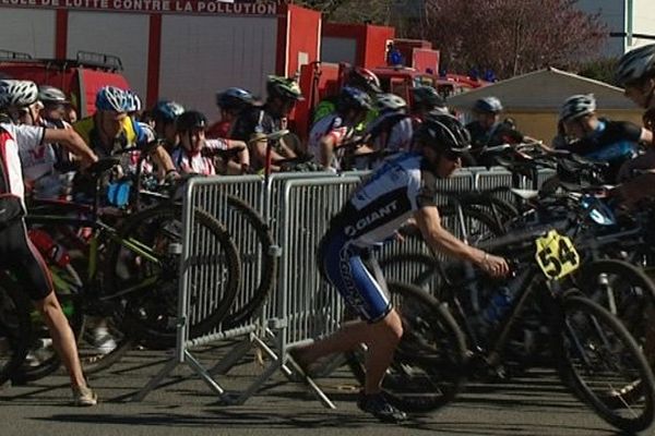 Départ de la course "le guidon d'or" ce dimanche matin à la caserne de la Folie-Couvrechef à Caen.