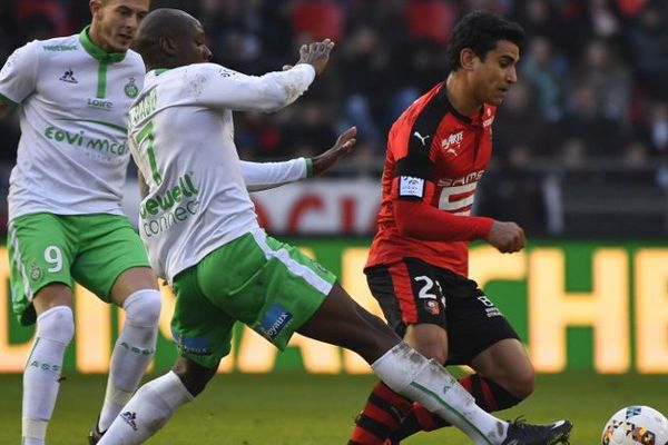 Le Rennais Benjamin André la balle au pied, poursuivi par le Stéphanois Bryan Dabo dimanche 4 décembre.