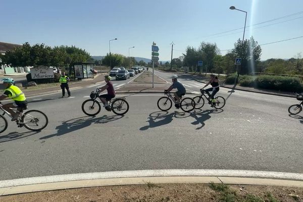 En ce dimanche 1er octobre, les membres du collectif « Demain Pays de Fayence » ont manifesté pour la création d’une piste cyclable sur la RD 562.