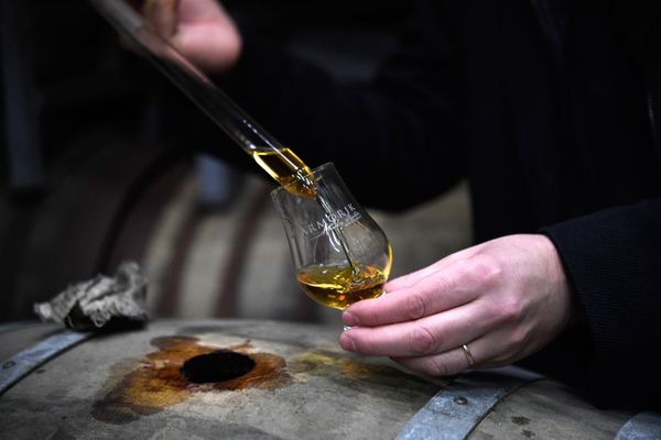 Le PDG de la distillerie Warenghem, David Roussier remplit un verre Armorik, du nom de son whisky.