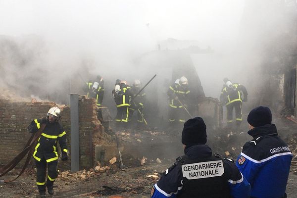 Un incendie a ravagé une maison à Quesnoy-sur-Airaines, un homme qui se trouvait à l'intérieur a été sauvé par ses voisins. 