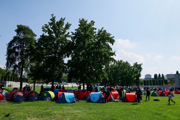 Les 1200 sans-abris en "situations administratives très diverses", selon le ministère de l'intérieur, réunis au Parc André Citroën, ont été évacués samedi 4 septembre 2021. Cinquante d'entre eux ont été transférés en Haute-Vienne.