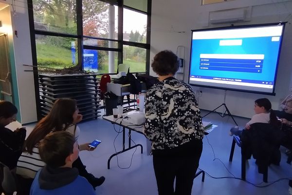 Un atelier ludique avec des parents accompagnés de leurs enfants à l'occasion de la semaine sans écran au Palais sur vienne.